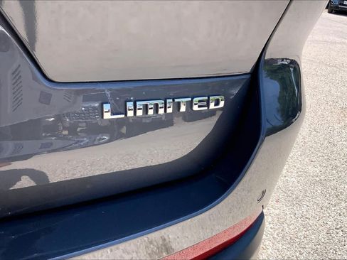 Used 2023 Jeep Grand Cherokee L Limited w/ Luxury Tech Group II RWD image 10