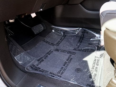 Used 2026 Chevrolet Suburban Z71 w/ Comfort Package image 16