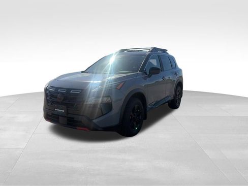 Used 2025 Nissan Rogue SV AWD/4WD image 2