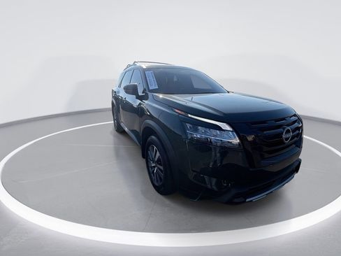 Used 2024 Nissan Pathfinder SL w/ Black Appearance Package AWD/4WD image 2