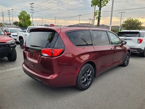 Used 2018 Chrysler Pacifica Touring-L Plus image 2
