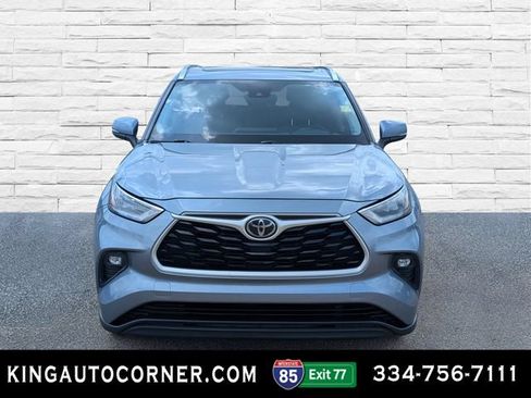 Used 2020 Toyota Highlander XLE FWD image 2