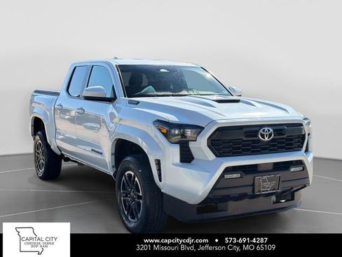 Used 2025 Toyota Tacoma TRD Sport AWD/4WD image 1
