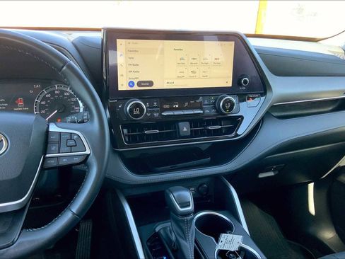 Certified 2023 Toyota Highlander XLE image 6