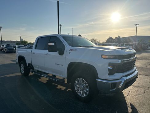 Used 2024 Chevrolet Silverado 2500 LT image 2
