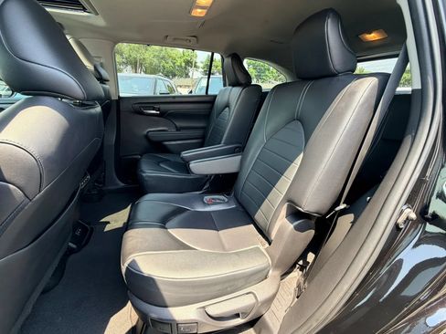 Used 2023 Toyota Highlander XLE AWD/4WD image 23