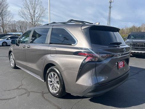 Used 2024 Toyota Sienna LE image 9