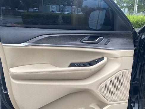Used 2023 Jeep Grand Cherokee L Limited w/ Luxury Tech Group II AWD/4WD image 13