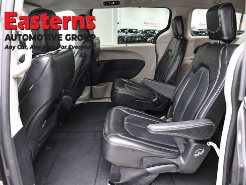 Used 2023 Chrysler Pacifica Touring-L FWD image 23