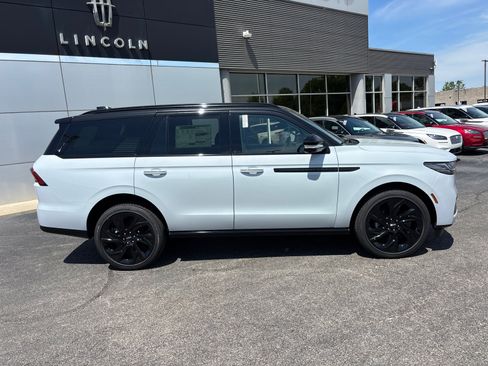 New 2026 Lincoln Navigator Black Label AWD/4WD image 8