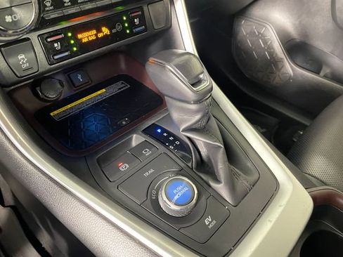 Used 2020 Toyota RAV4 Limited AWD/4WD image 9