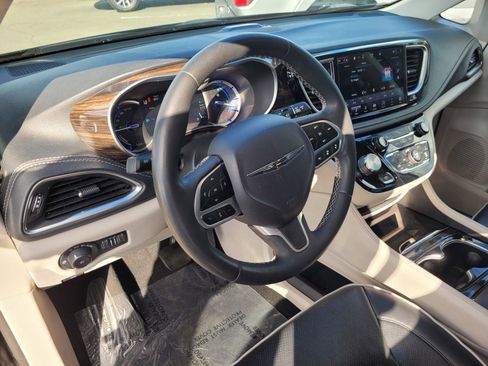 Used 2023 Chrysler Pacifica Limited FWD image 14