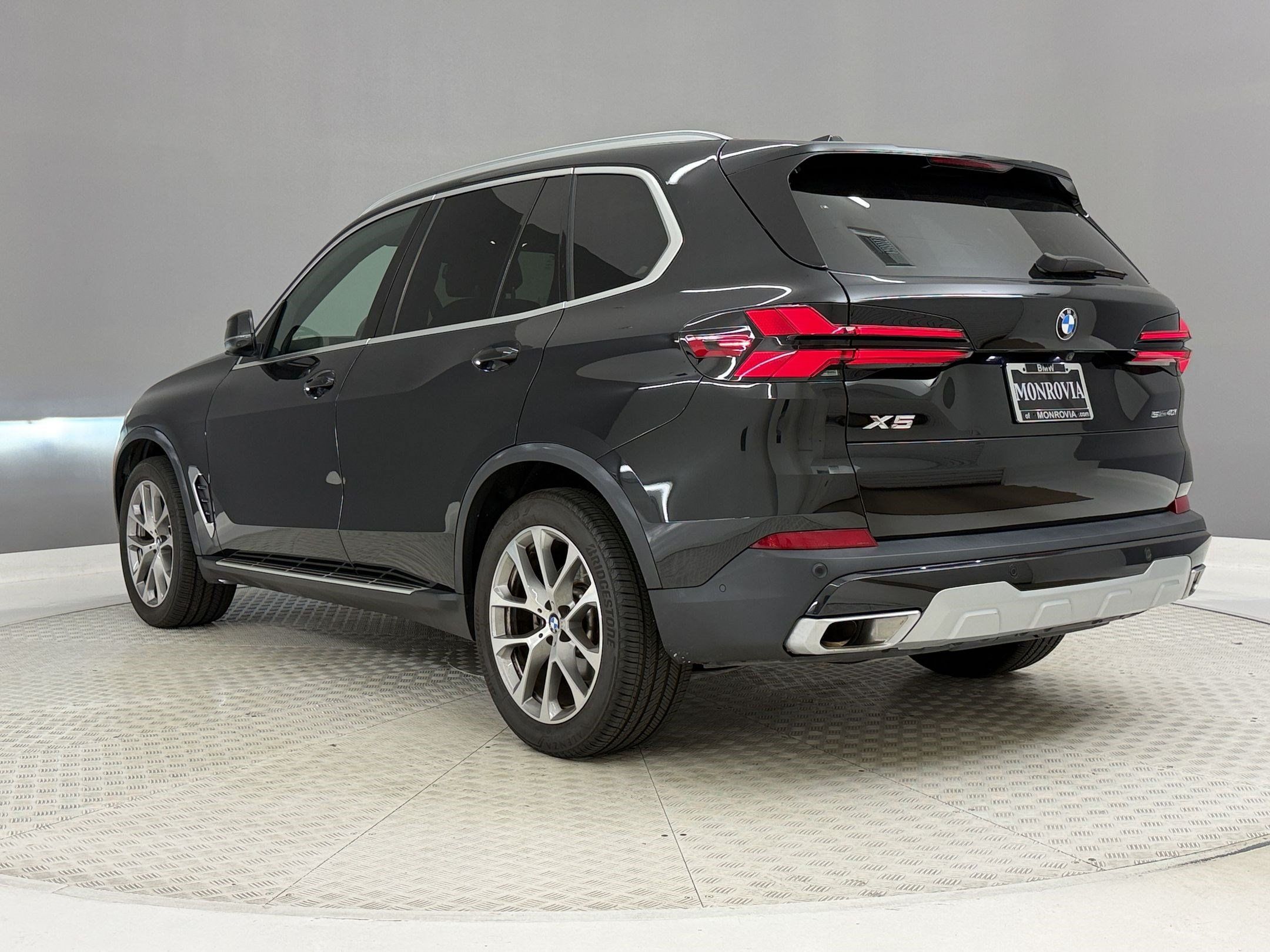 Used 2024 BMW X5 sDrive40i w/ Premium Package RWD image 3