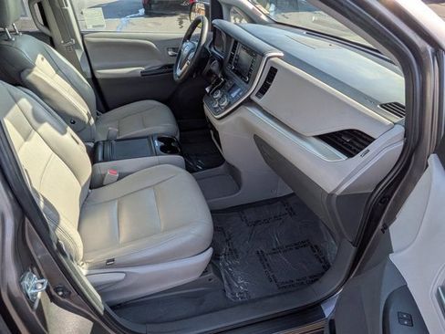 Used 2020 Toyota Sienna LE w/ Carpet Mat Package FWD image 5