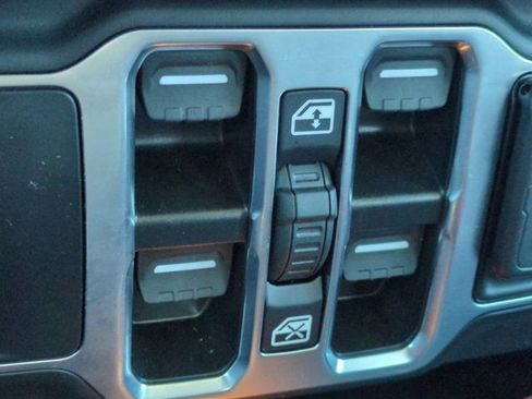 Used 2025 Jeep Gladiator Sport AWD/4WD image 21