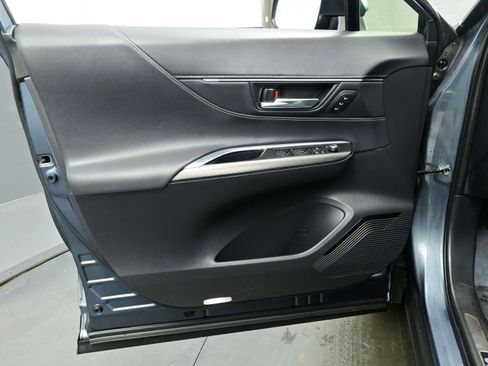 Used 2022 Toyota Venza XLE image 9