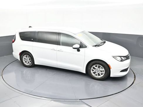 Used 2022 Chrysler Voyager LX FWD image 62