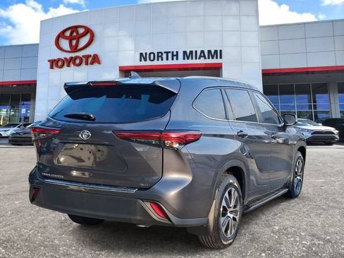 Used 2023 Toyota Highlander XLE FWD image 4