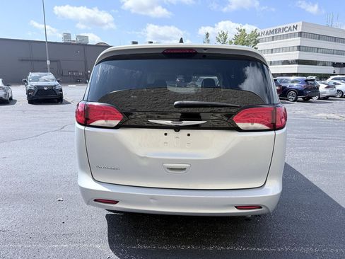 Used 2023 Chrysler Voyager LX FWD image 4