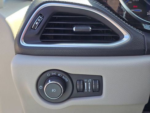 Used 2023 Chrysler Pacifica Limited FWD image 27