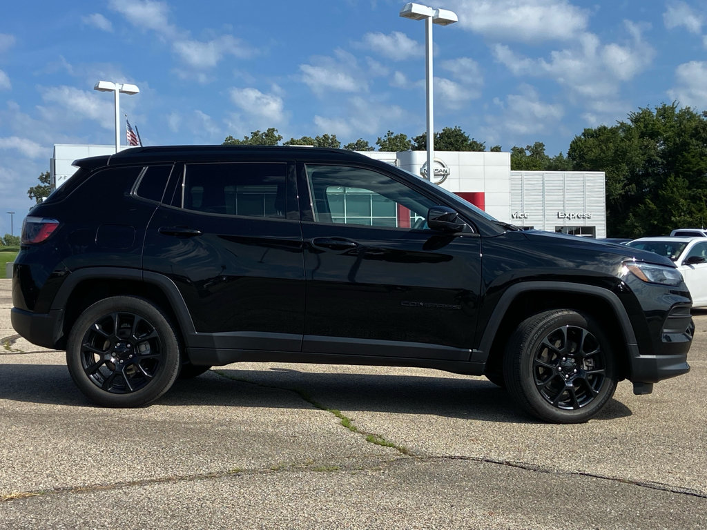 Used 2023 Jeep Compass Latitude w/ Sun and Sound Group AWD/4WD image 2