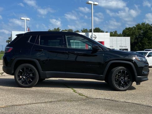 Used 2023 Jeep Compass Latitude w/ Sun and Sound Group AWD/4WD image 2