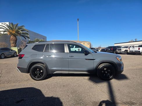 Used 2024 Volkswagen Atlas Peak Edition SE image 4