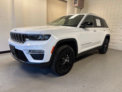 Used 2023 Jeep Grand Cherokee Limited AWD/4WD image 2