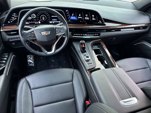 Used 2024 Cadillac Escalade Luxury image 2