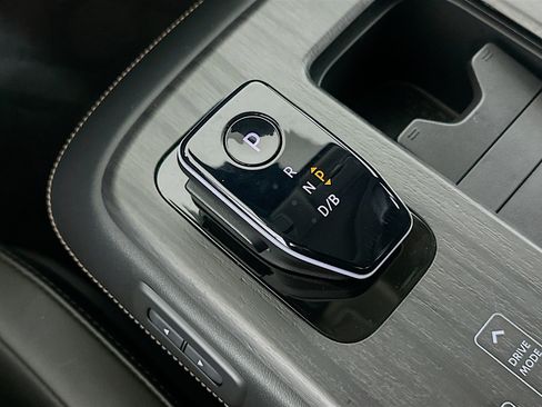 Used 2024 Nissan Ariya FWD image 25