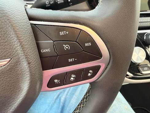 Used 2023 Chrysler Pacifica Touring-L image 27