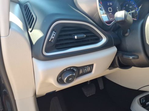 Used 2023 Chrysler Pacifica Touring-L FWD image 17