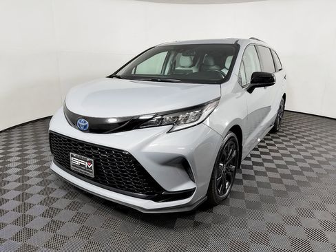 Used 2025 Toyota Sienna XSE image 3