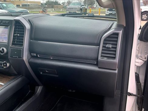 Used 2019 Ford Expedition Platinum image 18