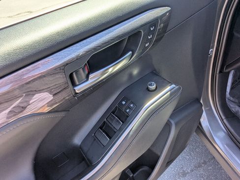 Used 2021 Toyota Highlander Limited AWD/4WD image 16