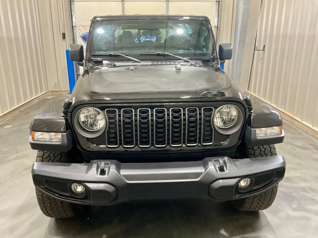 Used 2025 Jeep Gladiator Sport AWD/4WD image 5
