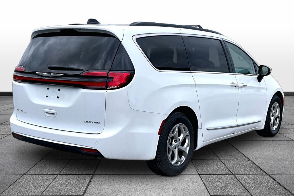 Used 2023 Chrysler Pacifica Limited FWD image 12