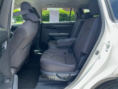 Used 2025 Toyota Highlander LE AWD/4WD image 9