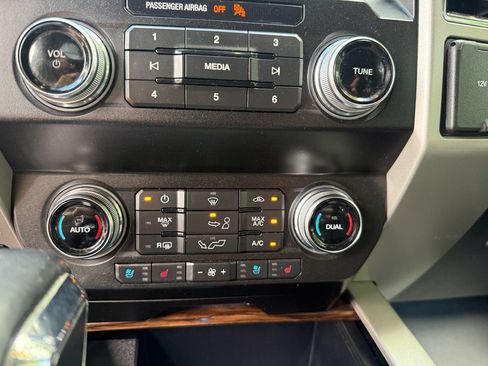 Used 2020 Ford F150 Lariat w/ Equipment Group 502A Luxury AWD/4WD image 33