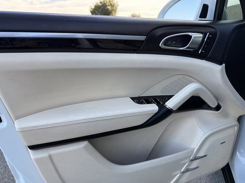 Used 2016 Porsche Cayenne S image 22