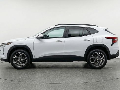 Used 2025 Chevrolet Trax LT w/ LT Convenience Package FWD image 5