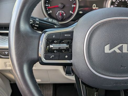 Used 2024 Kia Carnival LX image 17