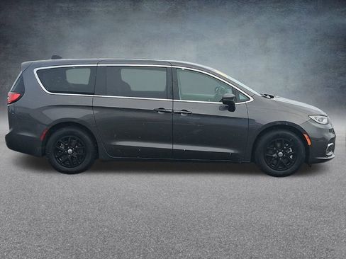 Used 2023 Chrysler Pacifica Touring-L image 5