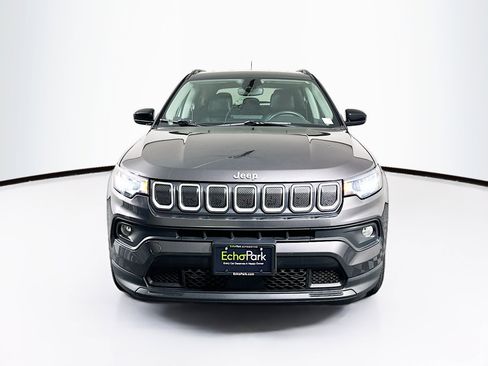 Used 2022 Jeep Compass Latitude image 2