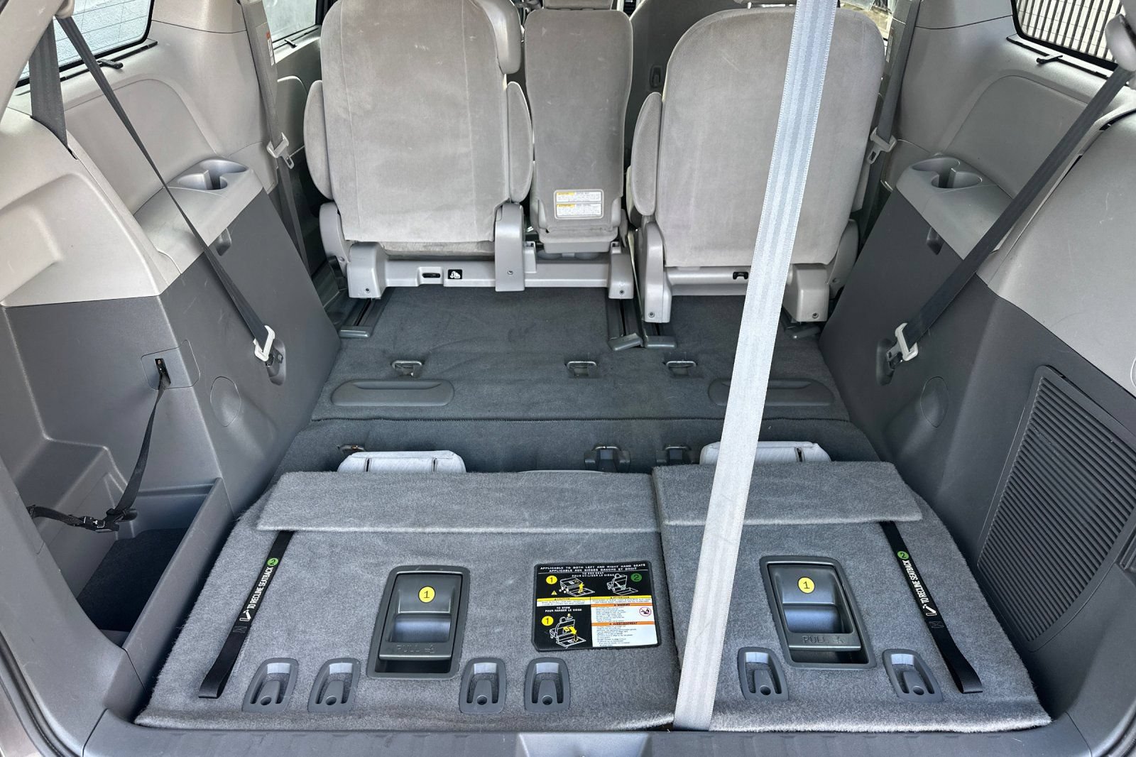 Used 2020 Toyota Sienna LE w/ Carpet Mat Package FWD image 17