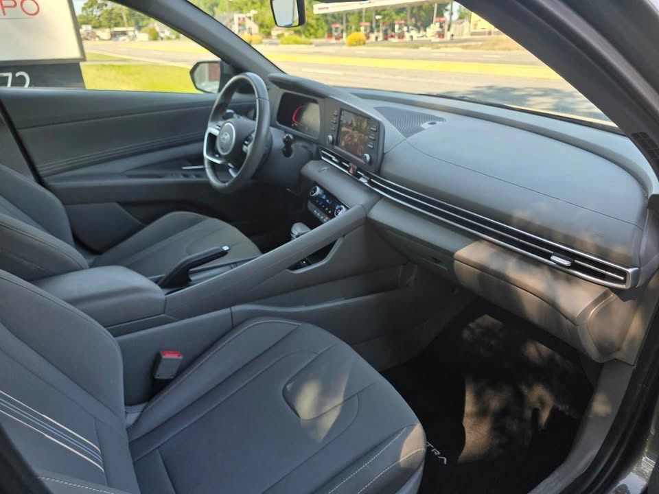 Used 2025 Hyundai Elantra Sport FWD image 2