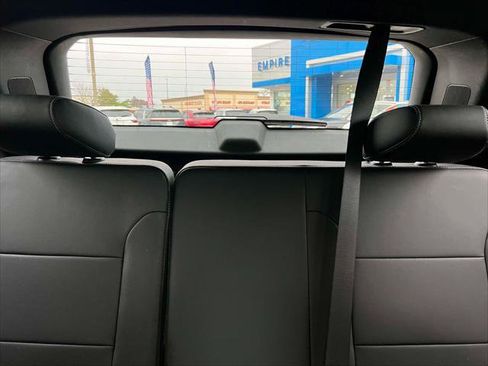 Used 2023 Chevrolet Traverse LT image 11