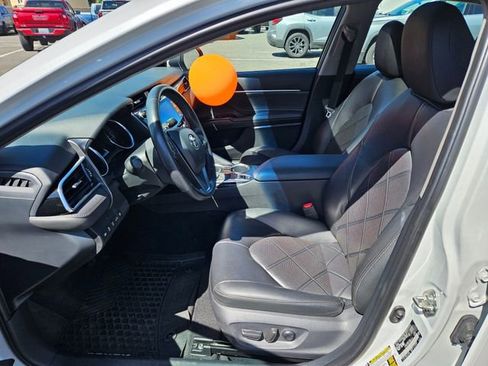 Used 2018 Toyota Camry XLE FWD image 5
