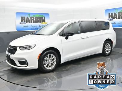 Used 2025 Chrysler Pacifica Select