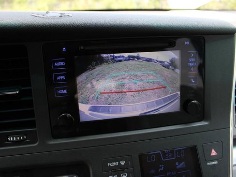 Used 2015 Toyota Sienna LE FWD image 23